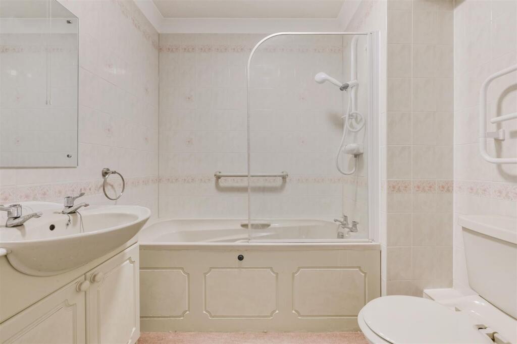 Apartment in Kingston upon Thames - More