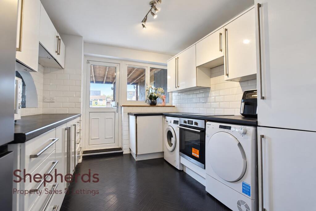 House in Broxbourne, Cheshunt - View 5
