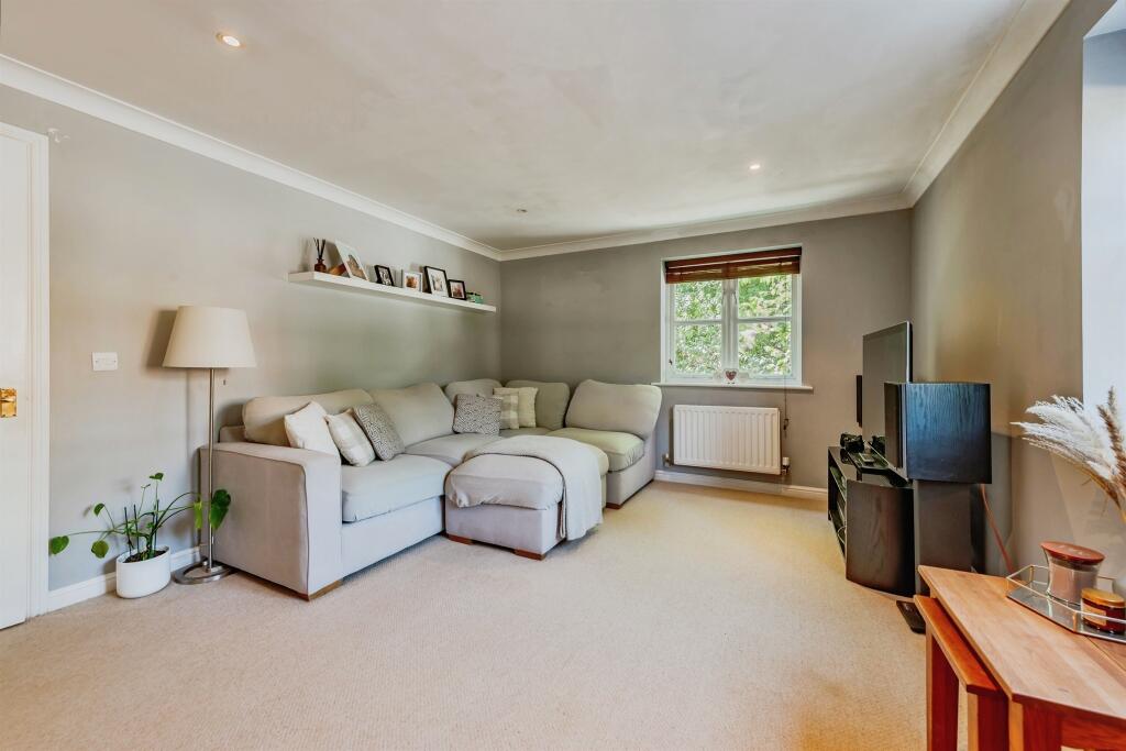 Apartment in Reigate and Banstead, Surrey - View 4