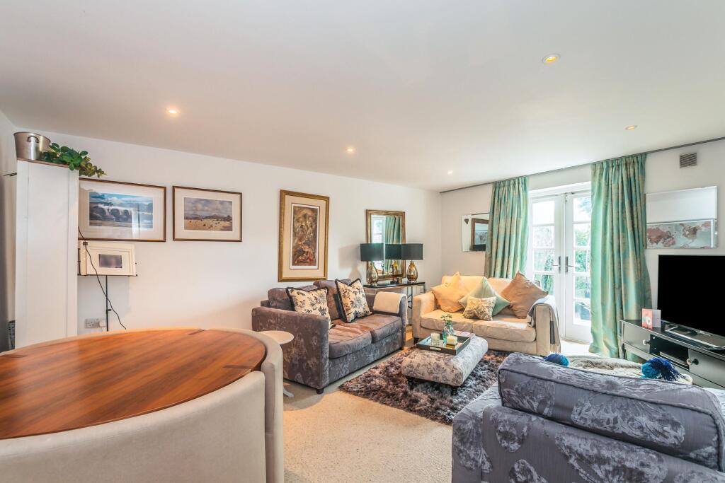 Apartment in Slough - View 5