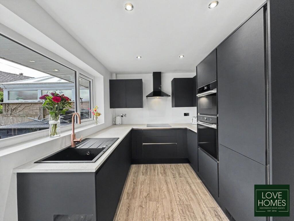 Upton Way, Walshaw | 3 bedrooms | Newly Appointed Kitchen | New Roof & Re-Wire | Turnkey Property photo 4