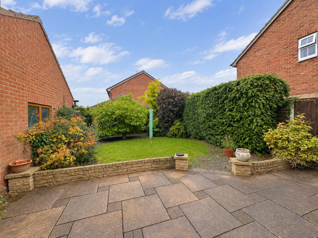 House in Blaby, Narborough - More