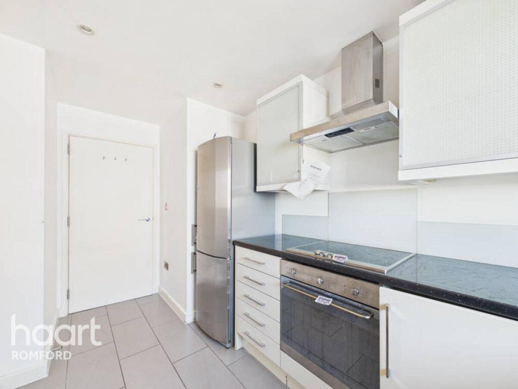 Apartment in London, Rush Green - View 5