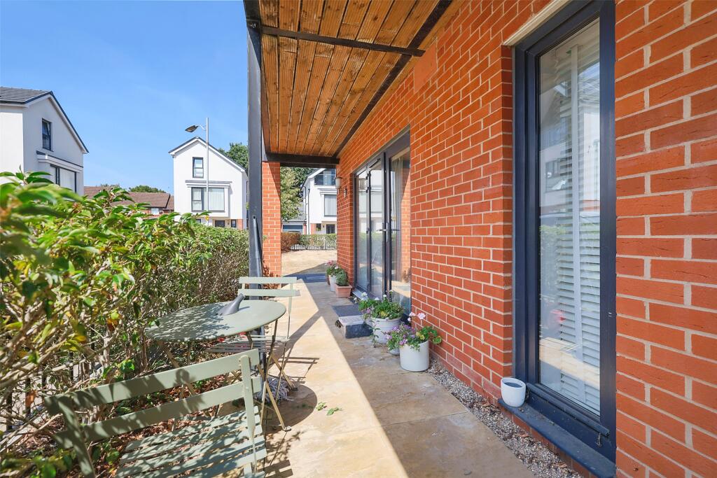 Apartment in Tandridge, Oxted - More