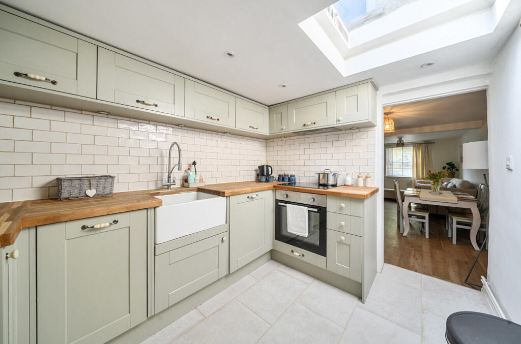London Road, Holybourne, Alton, Hampshire, GU34 photo 3