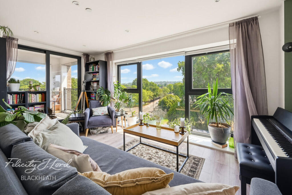 1-bed flat on Hillreach, Woolwich, £400,000
