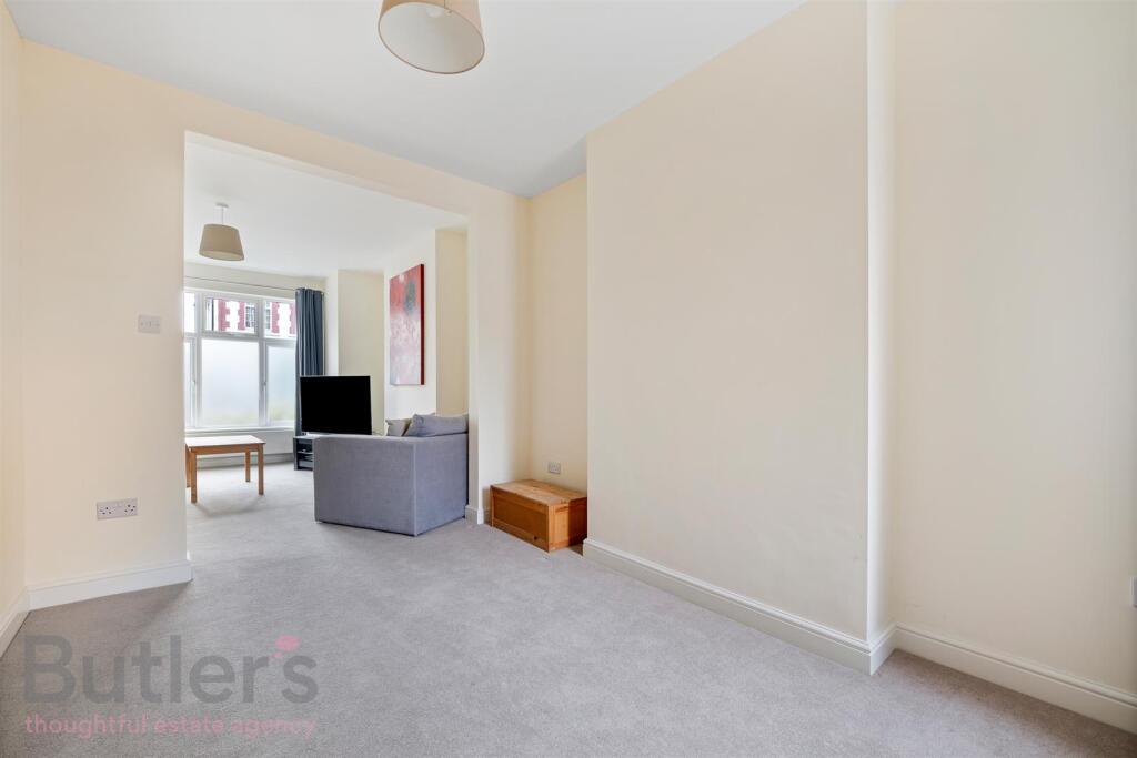 House in London, Sutton New Town, Benhilton - More