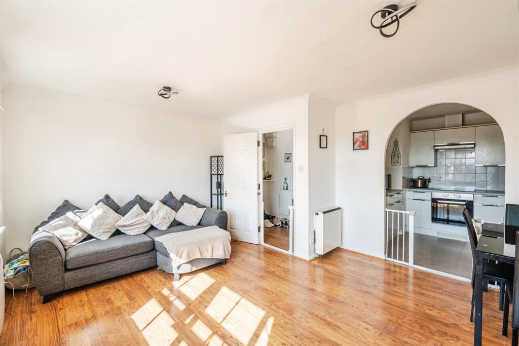Apartment in Eastbourne, East Sussex - View 4