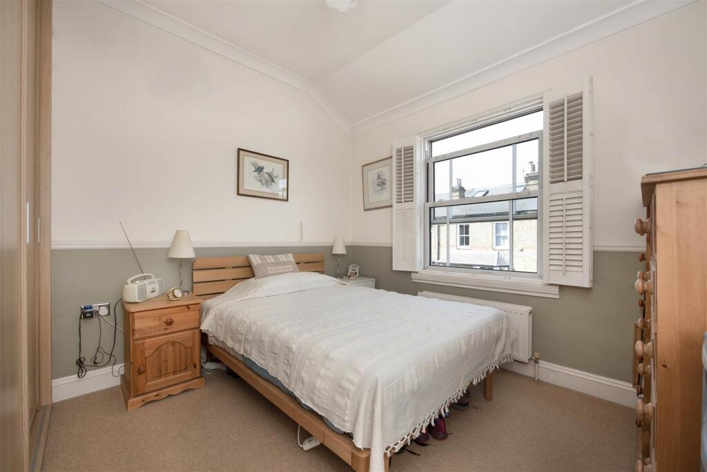 House in Twickenham - More