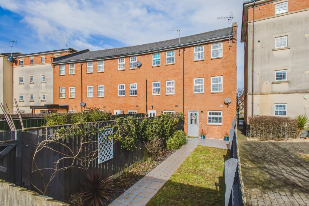 3-bed terraced on Swindon, Wiltshire, SN25, £300,000