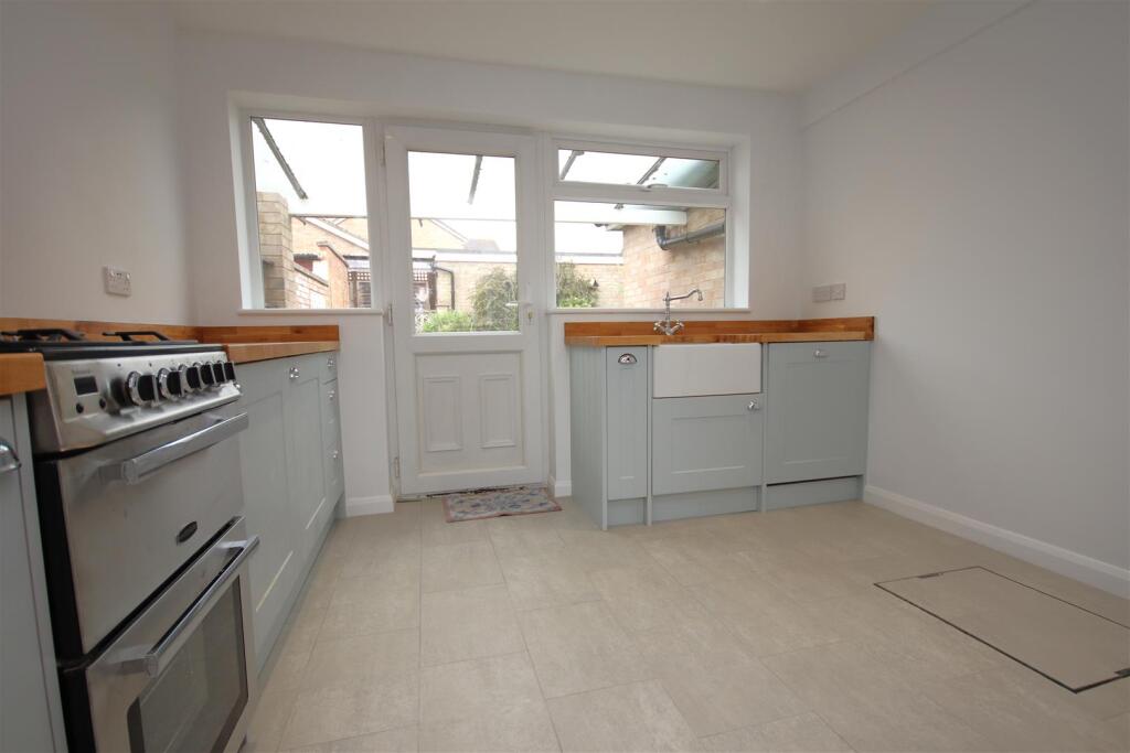 Wellingborough Road, Rushden photo 4