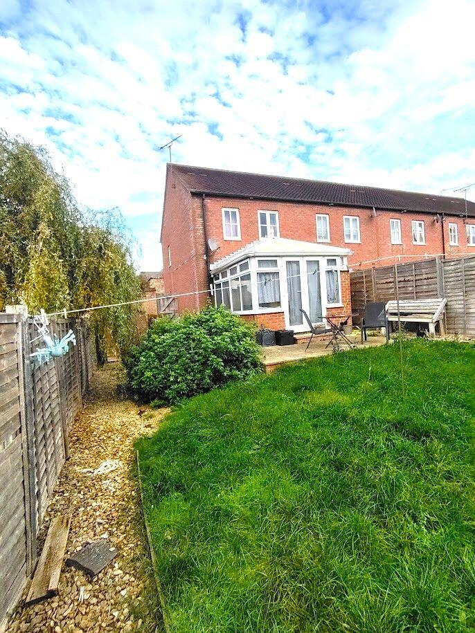 2-bed semi-detached on 9 Melrose Court, Banbury, Oxfordshire, OX16 1AE, £135,000