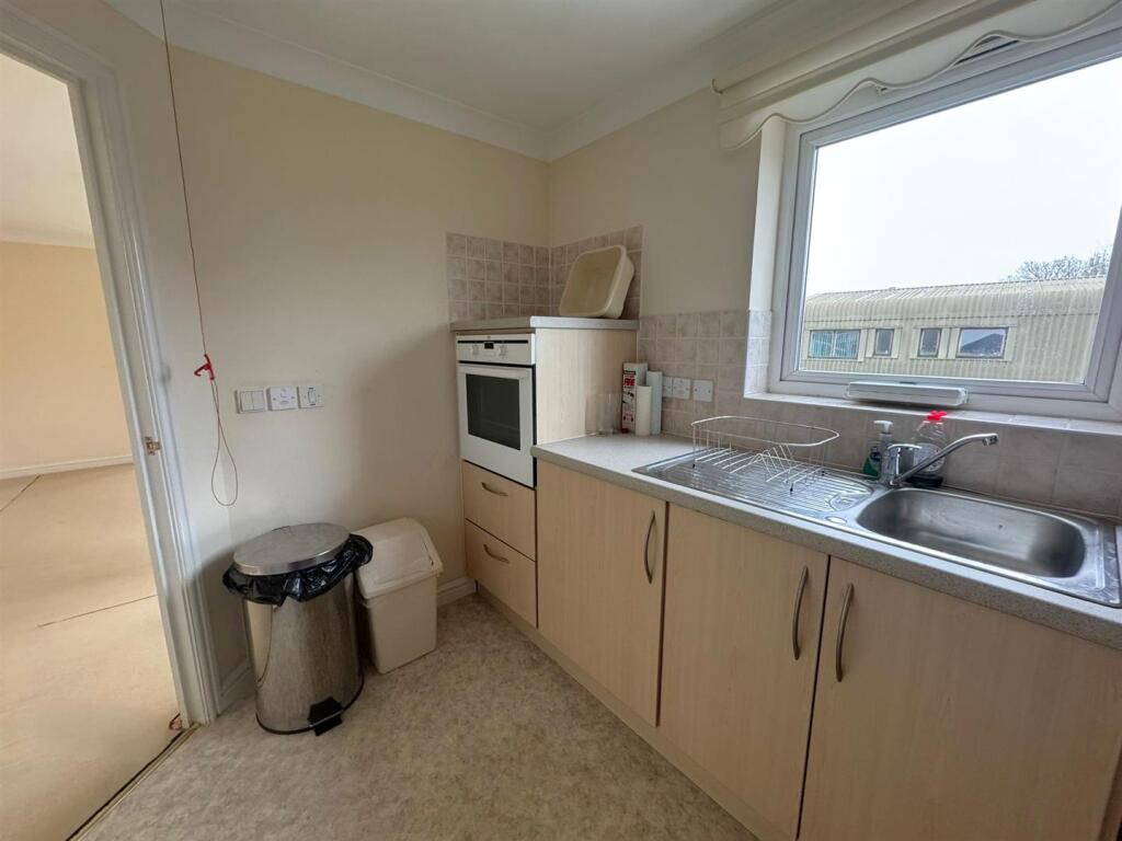 Apartment in Rushmoor, East End, North Town - More