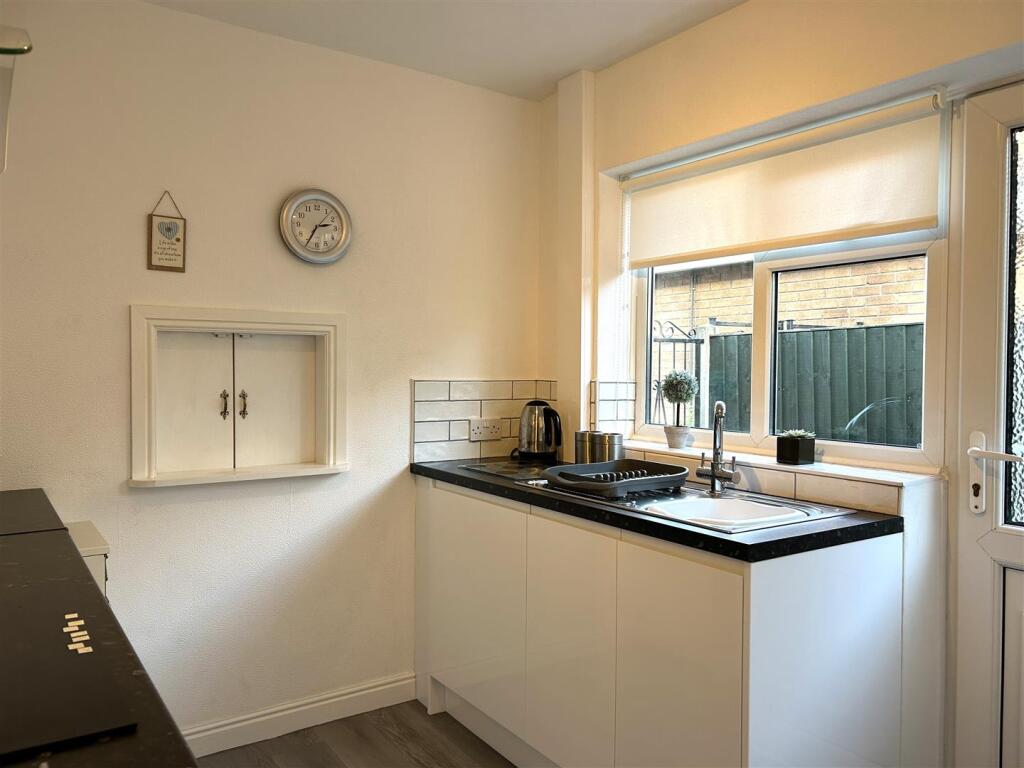 Laburnum Way, Holt, Wrexham photo 3