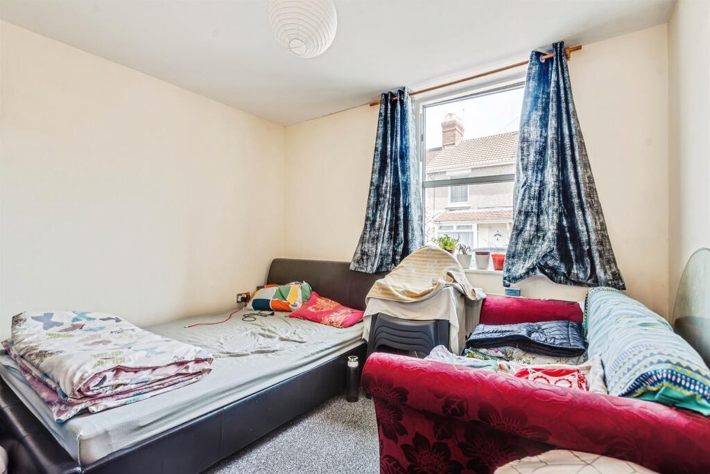 Apartment in Swindon, Eastcott, South Swindon - More