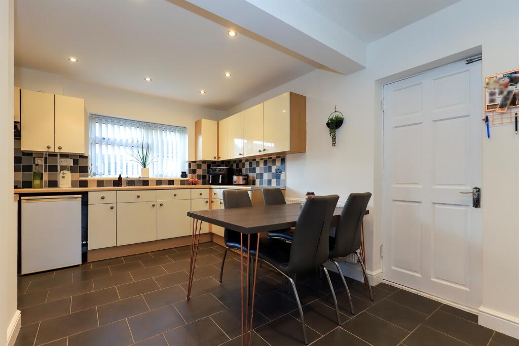 Lewis Avenue, Eastfield, Wolverhampton photo 4