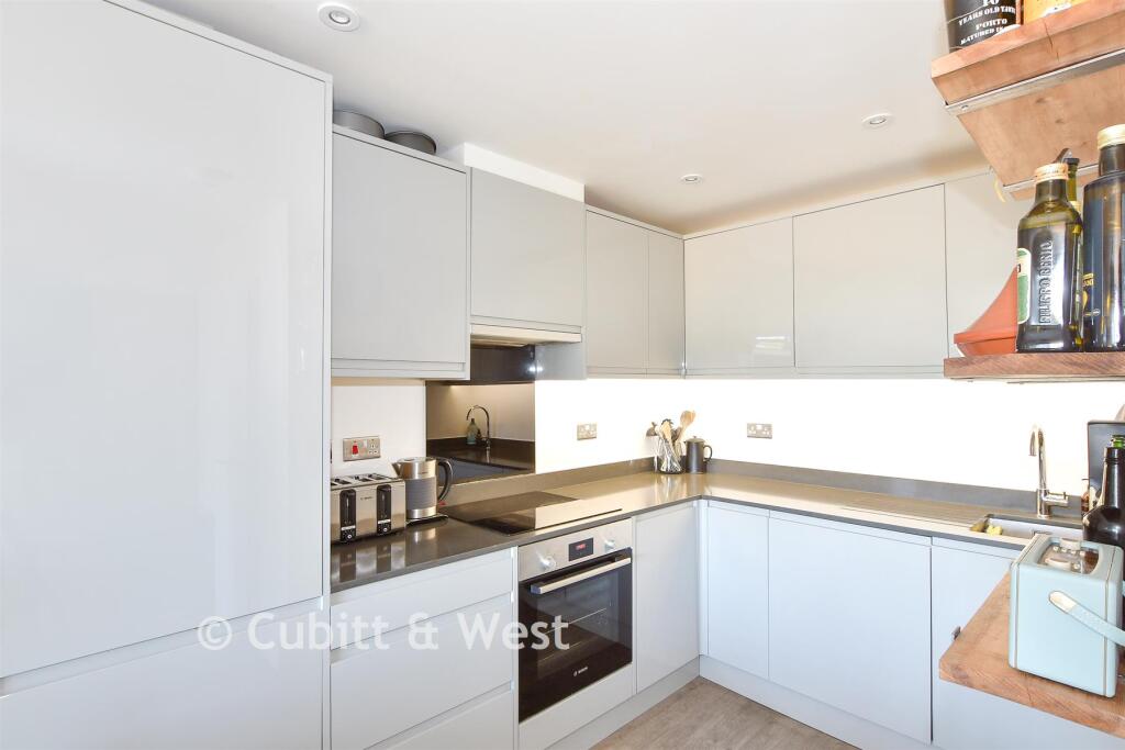 Apartment in Croydon - More