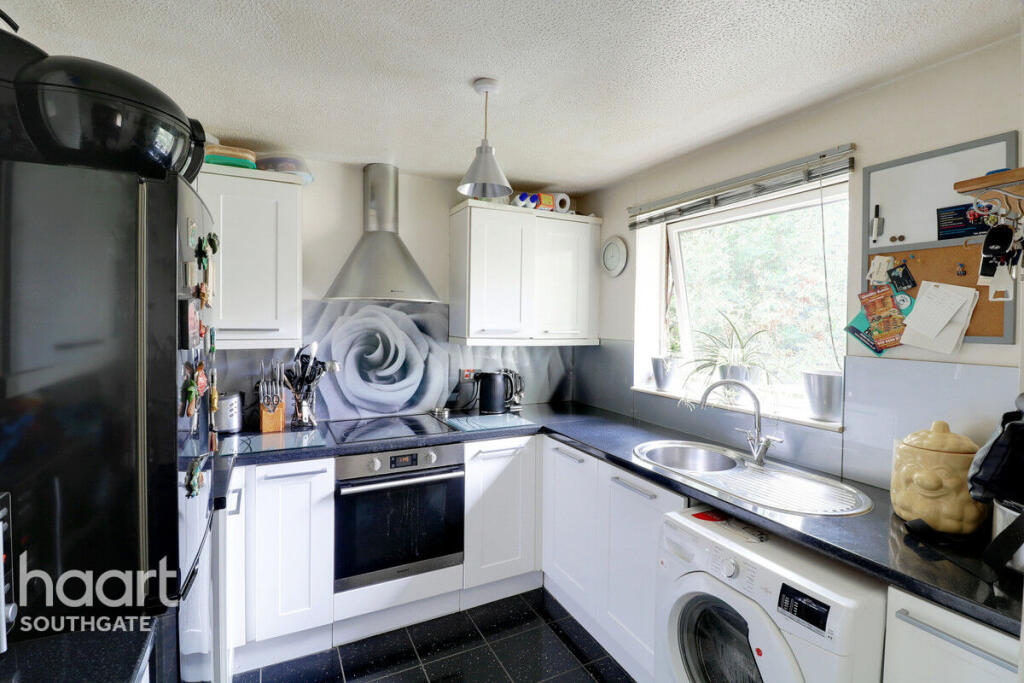 2-bed apartment on Shurland Avenue, Barnet, £275,000