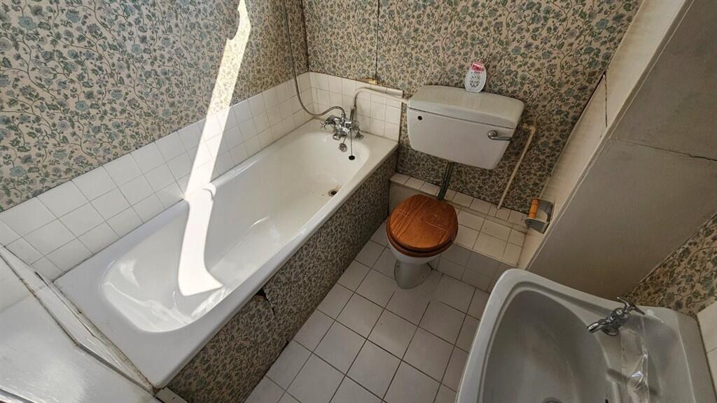 Apartment in Bromley - View 3