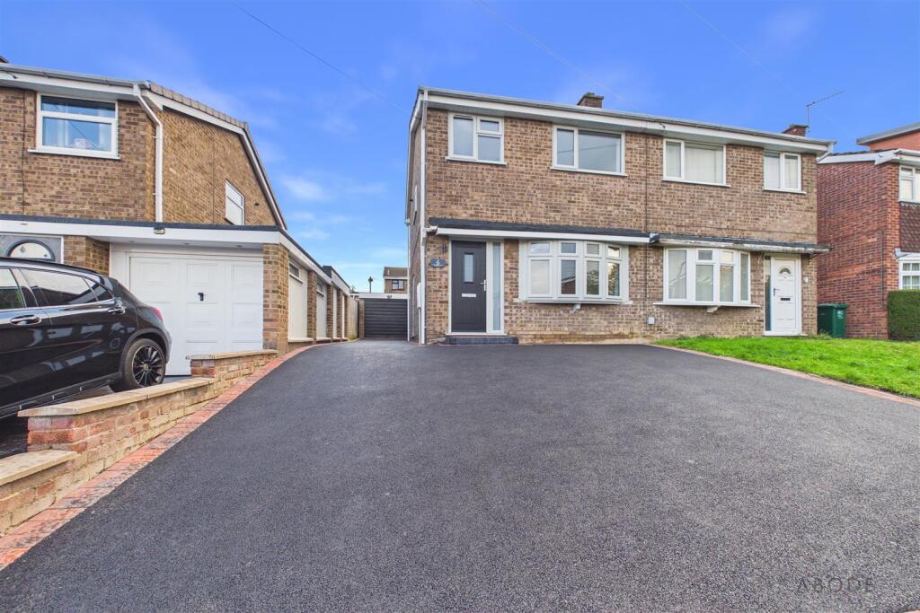 3-bed semi-detached on Randall Drive, Swadlincote, DE11 0BL, £230,000