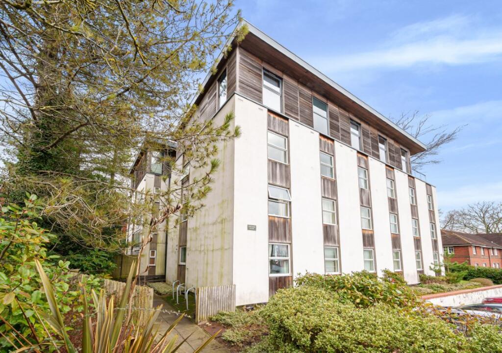 1-bed flat on Flat 12 Orchard House, Sparkford Road, Winchester, Hampshire, SO22 4NW, £140,000
