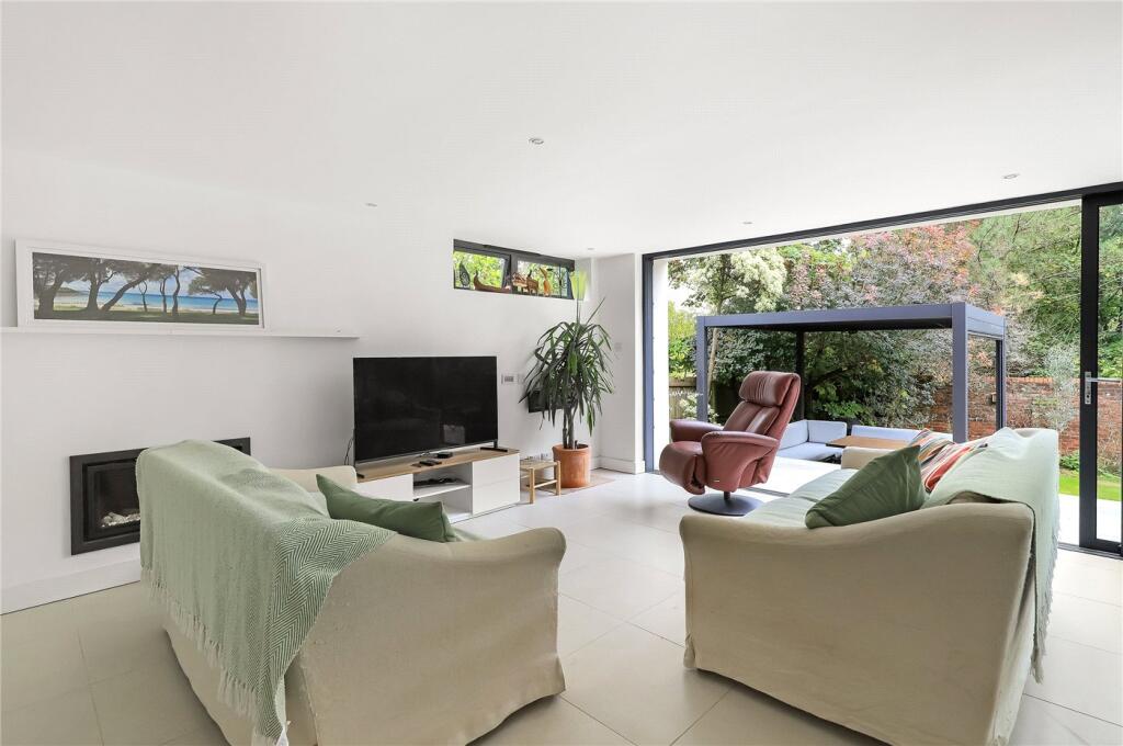 House in Southampton - More
