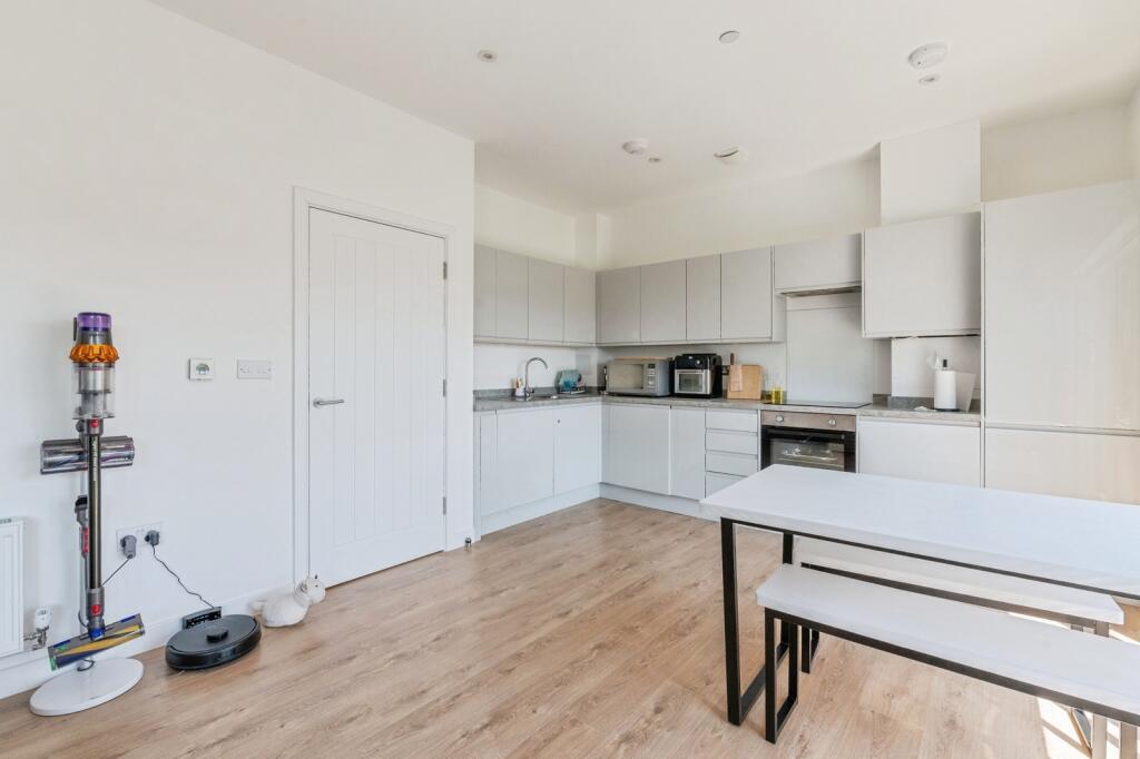 Apartment in Basildon, Billericay - View 5