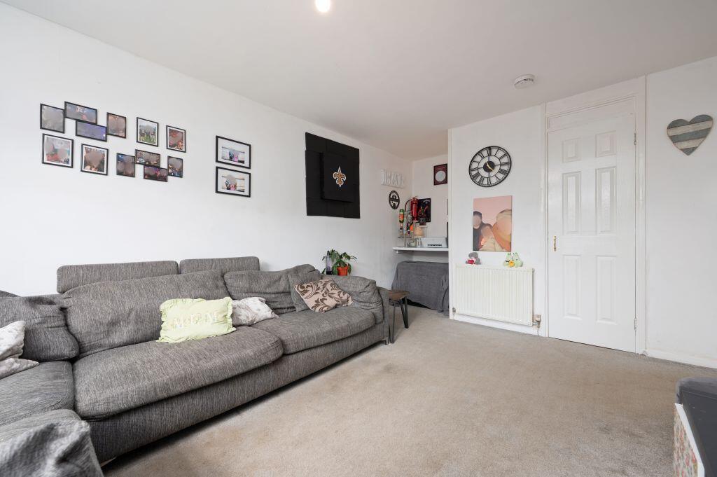 33 Meldrum Court, Dunfermline, KY11 4XR photo 4