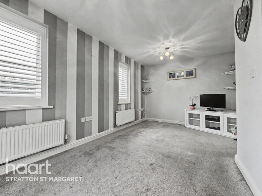 Twickenham Close, SWINDON photo 2