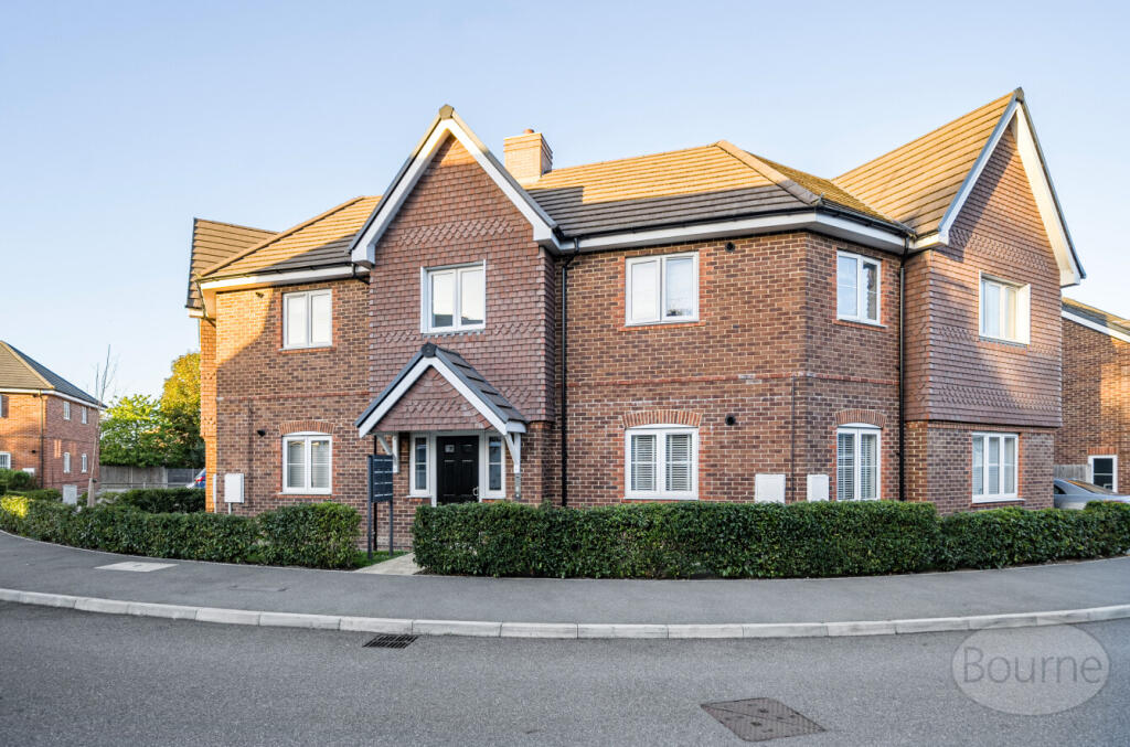 2-bed apartment on Carpenters Way, Badshot Lea, Farnham, Surrey, GU9, £260,000