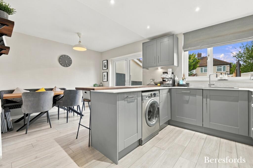 House in Brentwood, Hutton Mount - View 4