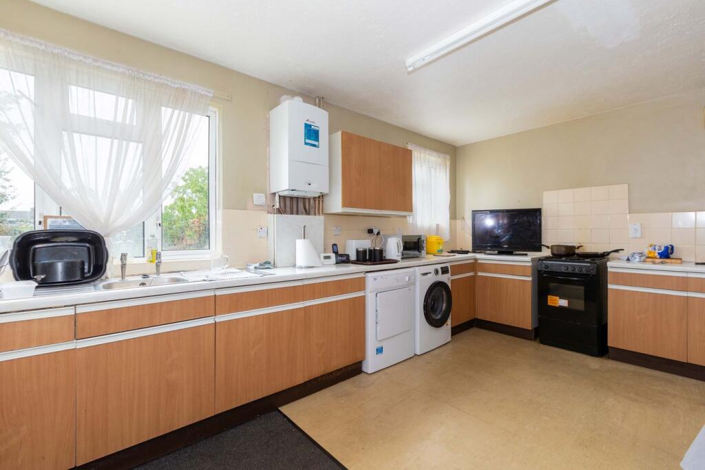 House in Slough, Windsor and Maidenhead - View 2