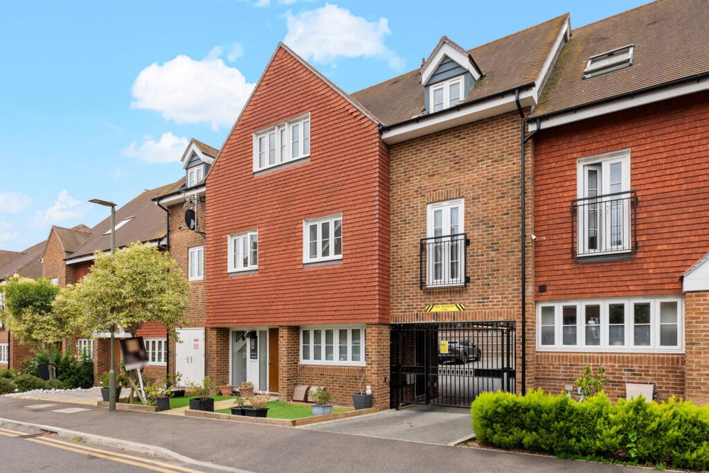 Main image of property: 20 Beatrice Square, Tadworth, Surrey, KT20 5FR