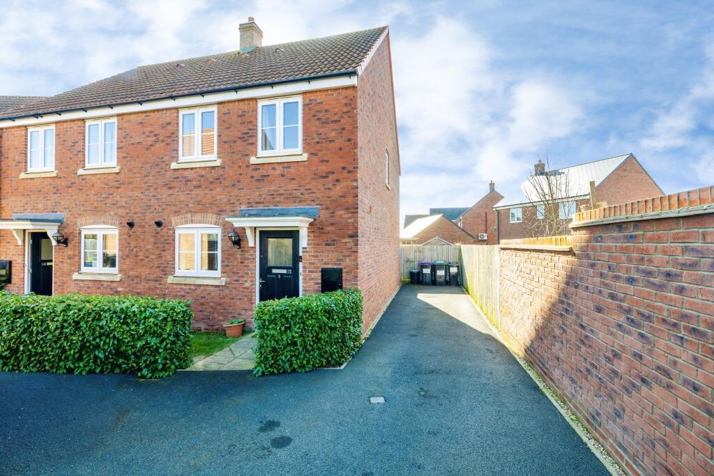 2-bed semi-detached on Craven Way, Navenby, Lincoln, LN5, £60,000