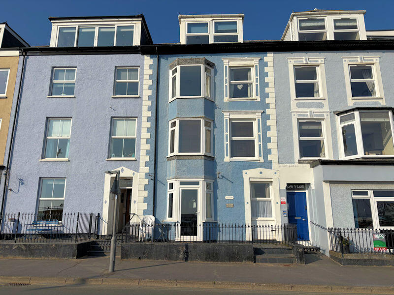 Main image of property: Min y Mor 3, 11-12 Glandovey Terrace, Aberdyfi, Gwynedd, LL35 0EB