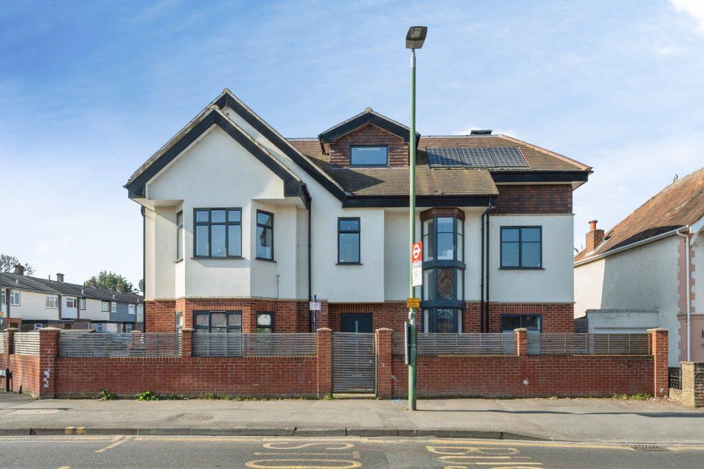 Main image of property: Flat 3, 135 Cheam Common Road, Worcester Park, KT4 8SY