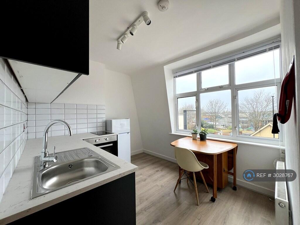 Apartment in Croydon - View 5