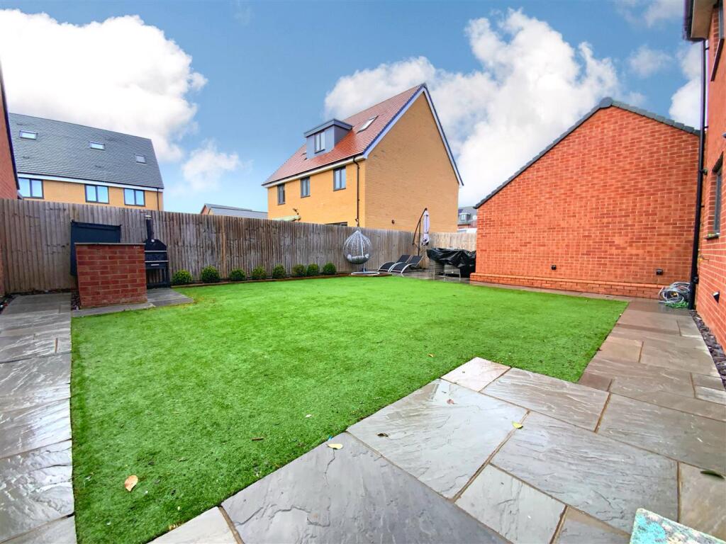 Buckworth Drive, Wootton, Bedford photo 4