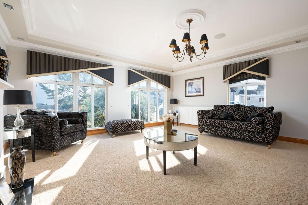 10 Hillcrest Square, Reddingmuirhead photo 4