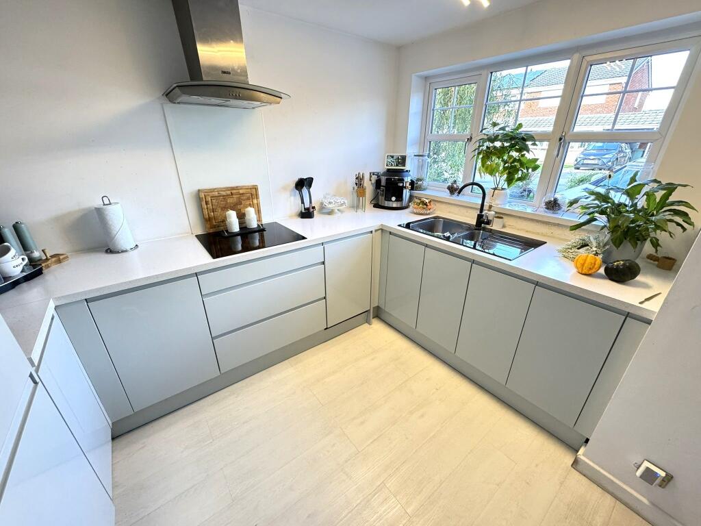 House in Willenhall, Lane Head - View 4