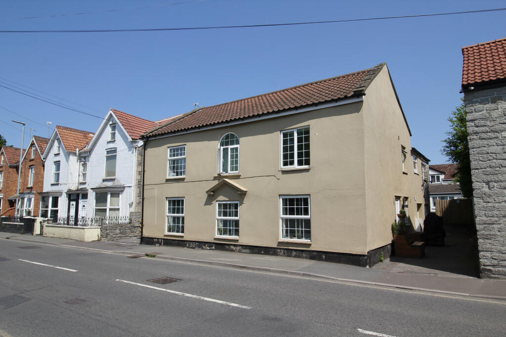 Glaston Road, Street
