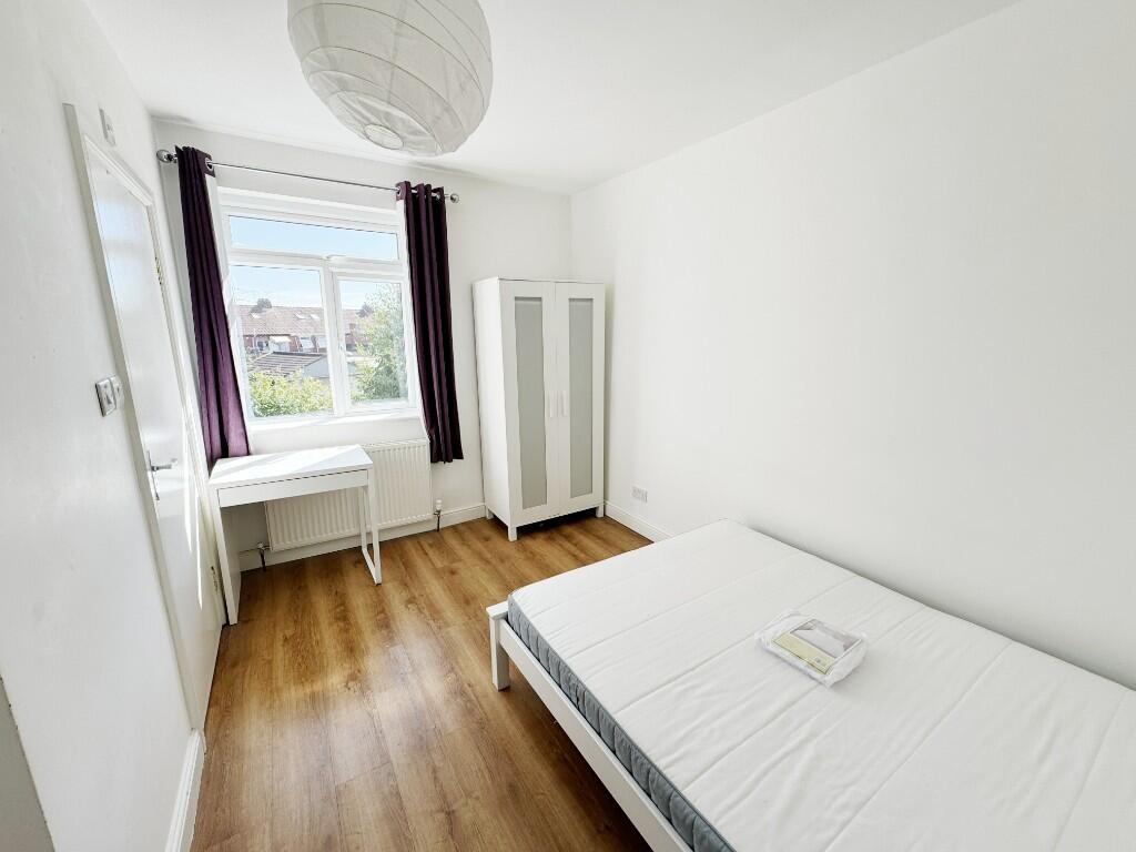 5 bedroom semi-detached house for rent