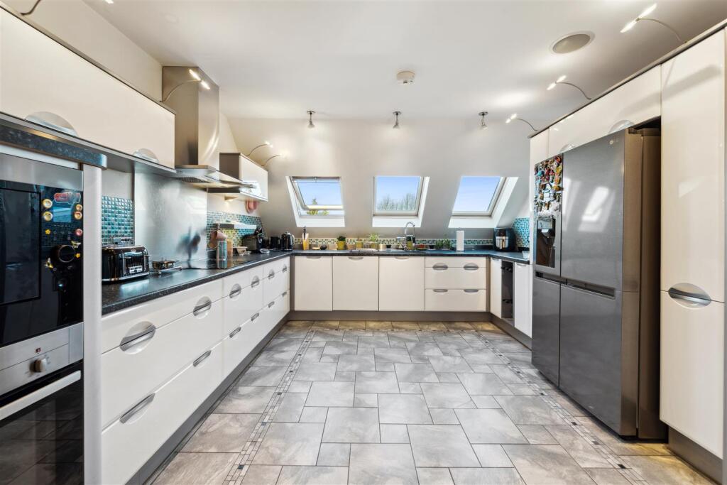 The Penthouse, Serenity, Moss Lane, Sale photo 3
