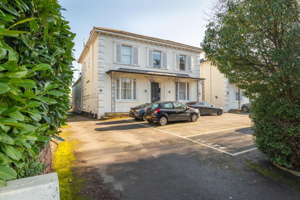 2-bed flat on Kenilworth Road, Royal Leamington Spa, £249,000