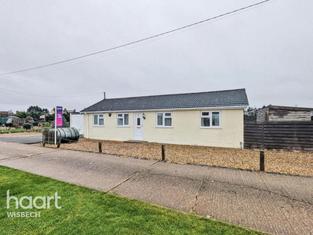 2-bed bungalow on Elmside, Emneth, £220,000