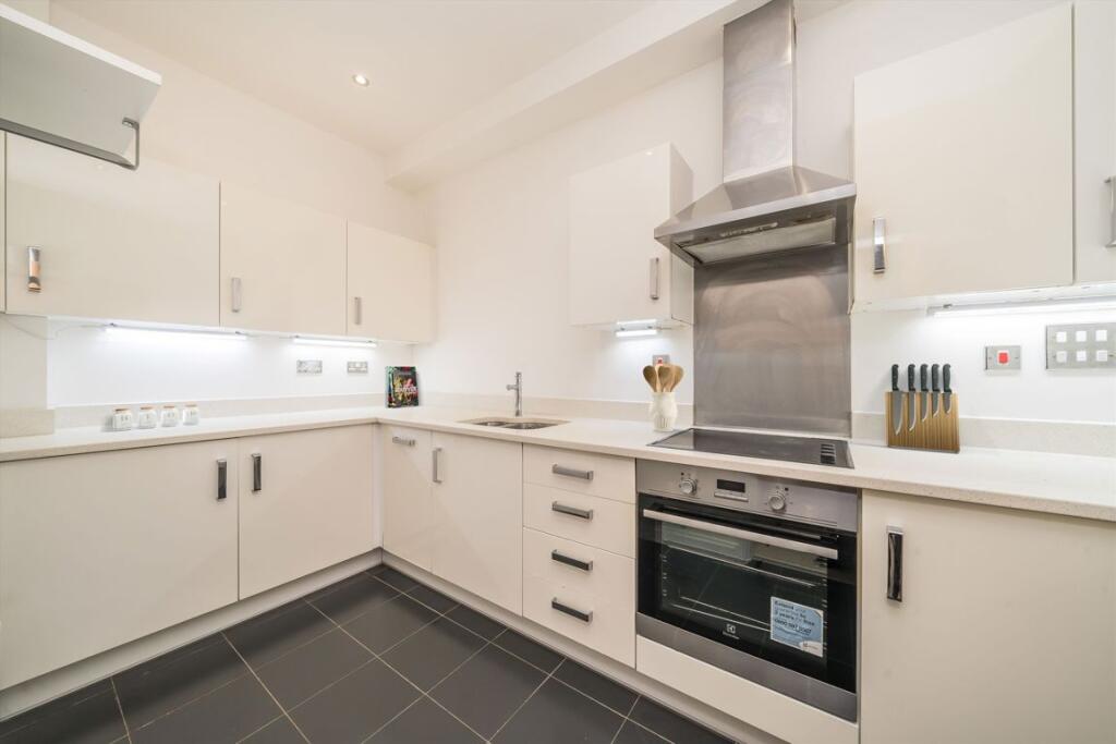 Apartment in London, Royal Borough of Kingston upon Thames - View 3