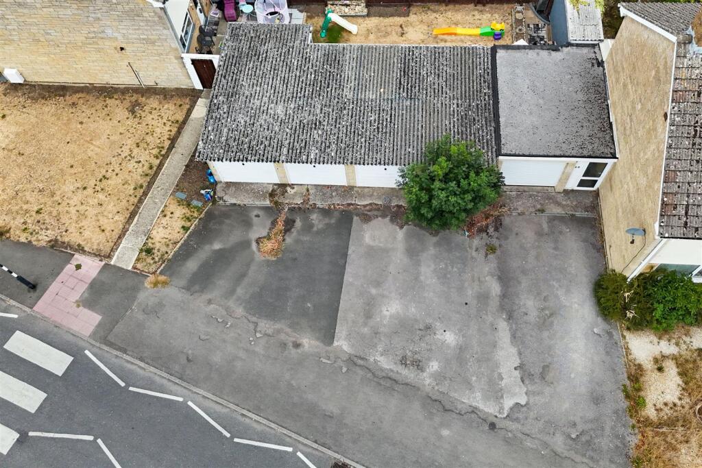 4 Garages + Forecourt | Cirencester - More