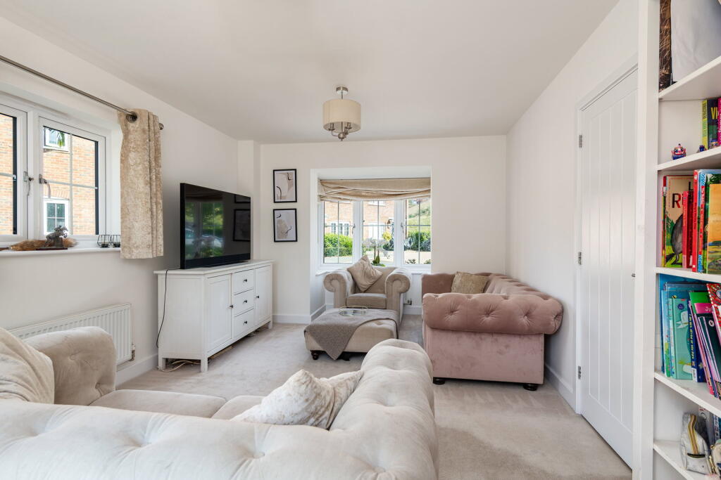 Nightingale Drive, Peters Village photo 3