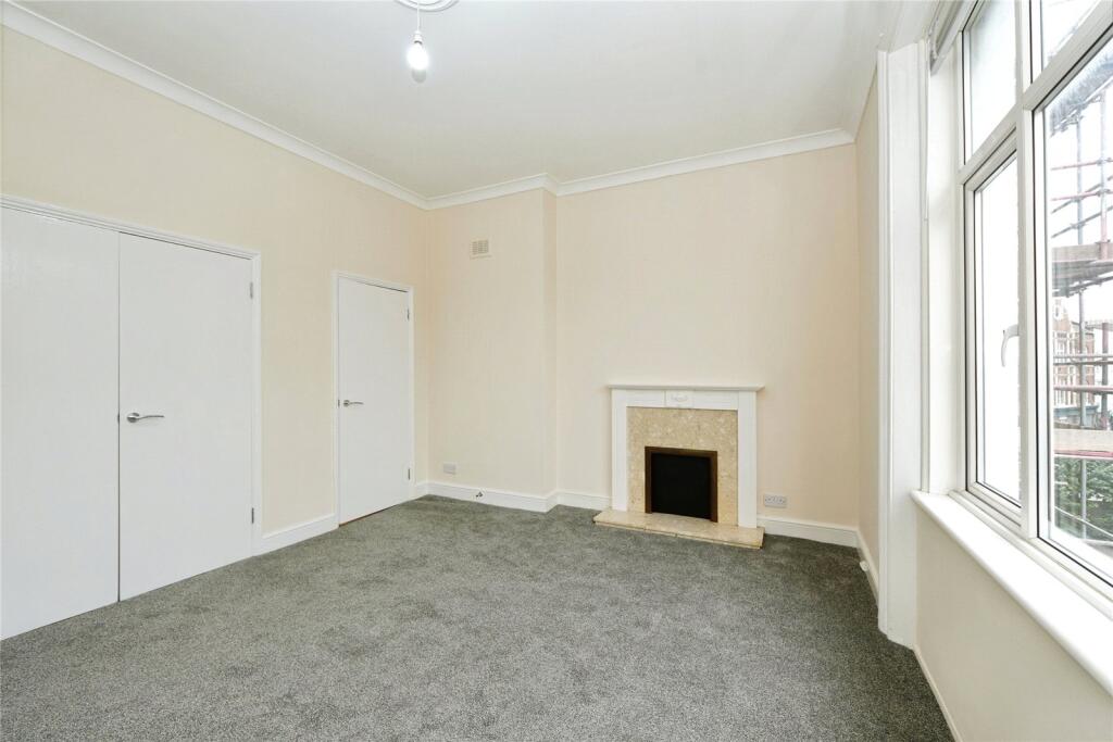 Apartment in London, Dacre Park Estate, Hither Green - View 4