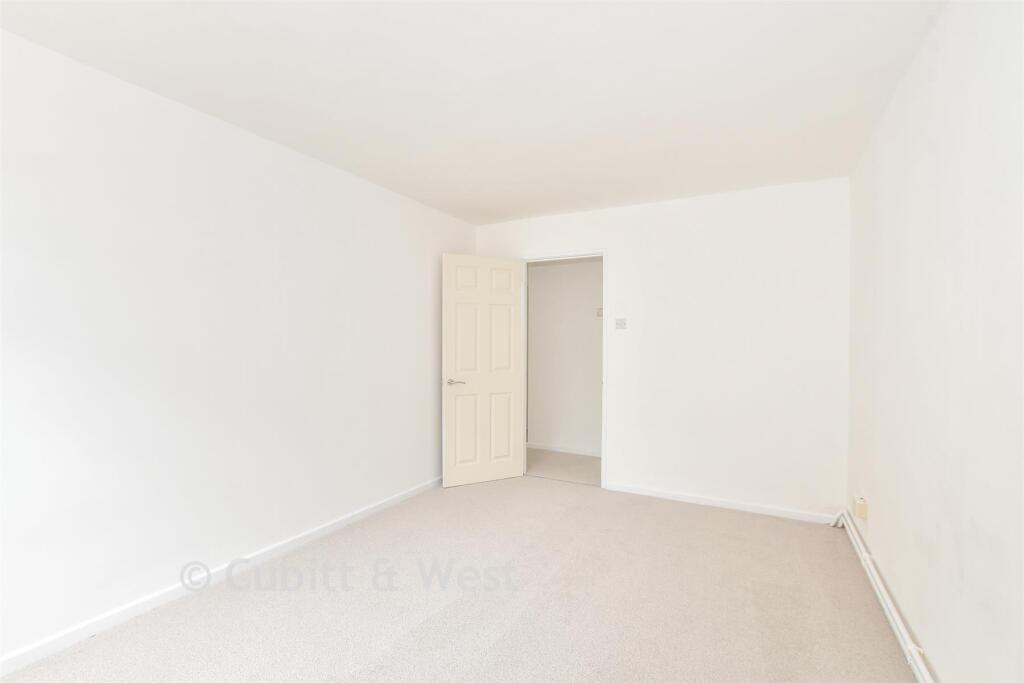 Apartment in Redhill - More